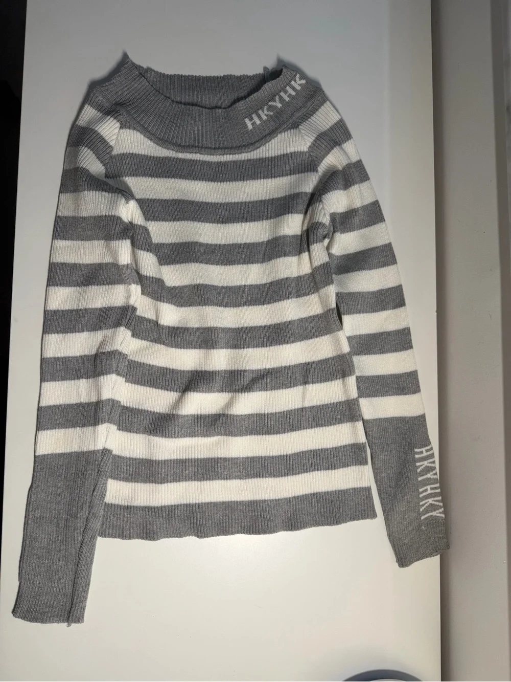 N/A gray white